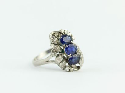 Bague en or gris 18K (750/1000) centrée de...