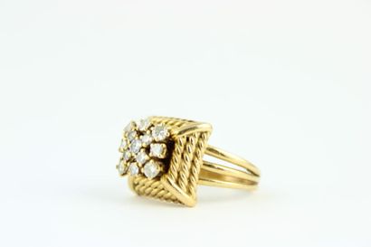 Bague en or jaune 18K (750/1000) le plateau...