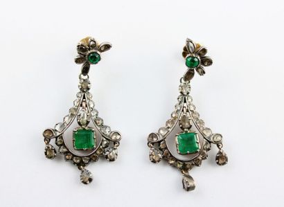 Paire de boucles d'oreille en argent et or...
