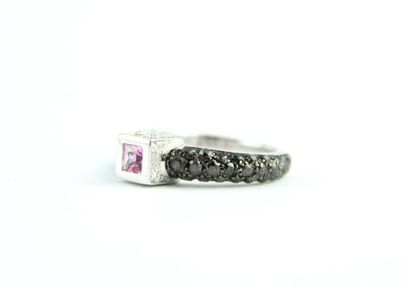 DE GRISOGONO
Bague en or gris 18K (750/1000)...