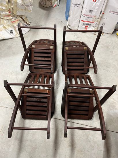 SUITE DE QUATRE CHAISES PLIANTES en bois...