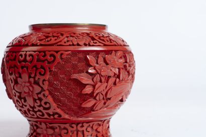 CHINE.
Boite en bois laqué et sculpté rouge,...
