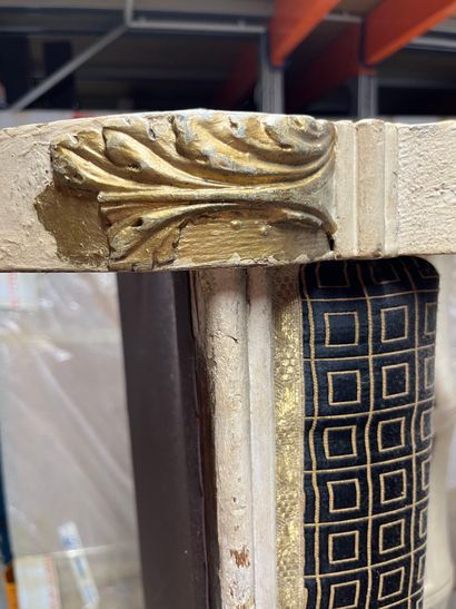 BANQUETTE
En bois sérusé, le dossier armorié,...