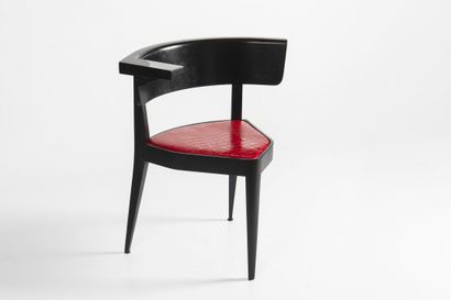 CHAISE tripode en bois laqué noir, à assise...