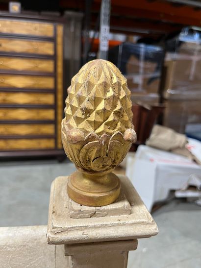 BANQUETTE
En bois sérusé, le dossier armorié,...
