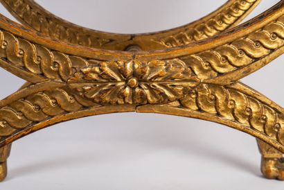 Tabouret curule en bois doré ( redoré) et...