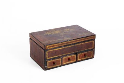 CHINE, XXe SIÈCLE
Coffret en bois vernis...