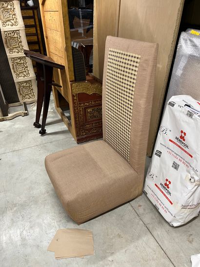 FAUTEUIL DE FORME CATHÉDRALE
Avec coussin...