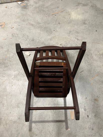 SUITE DE QUATRE CHAISES PLIANTES en bois...