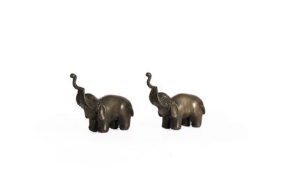 CHINE, XXe SIÈCLE
Deux éléphants en bronze...
