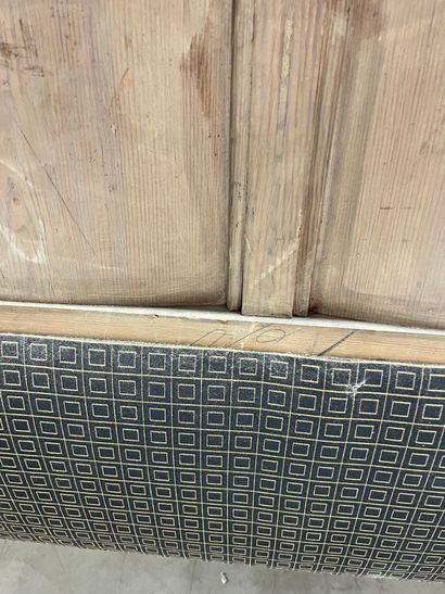 BANQUETTE
En bois sérusé, le dossier armorié,...