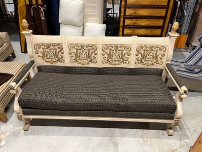 BANQUETTE
En bois sérusé, le dossier armorié,...