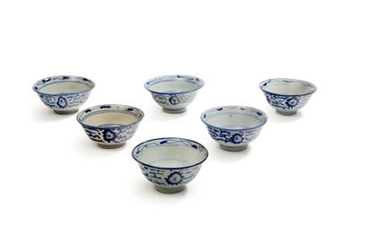 VIETNAM, VERS 1900
Lot de six bols en porcelaine...