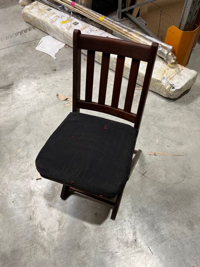 SUITE DE QUATRE CHAISES PLIANTES en bois...