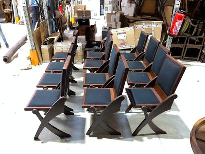 SUITE DE DOUZE CHAISES en bois exotique....
