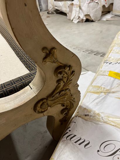 BANQUETTE
En bois sérusé, le dossier armorié,...