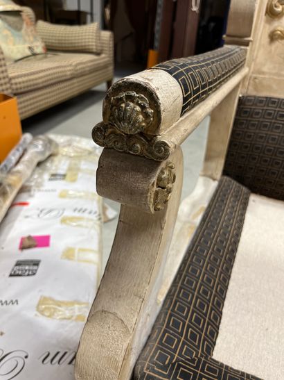 BANQUETTE
En bois sérusé, le dossier armorié,...