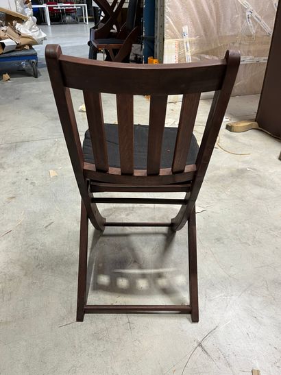 SUITE DE QUATRE CHAISES PLIANTES en bois...