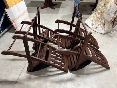 SUITE DE QUATRE CHAISES PLIANTES en bois...