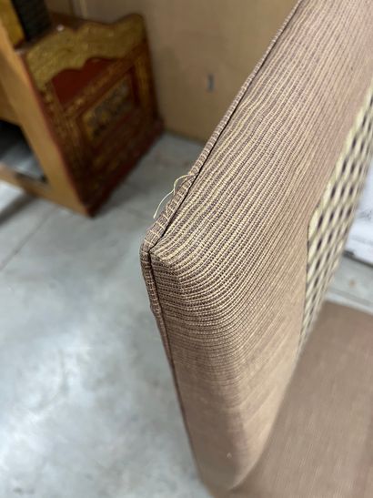 FAUTEUIL DE FORME CATHÉDRALE
Avec coussin...