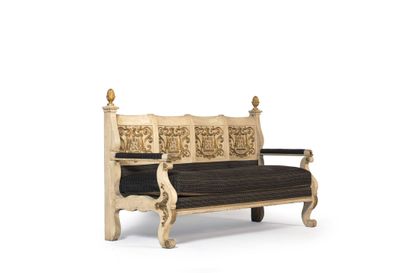 BANQUETTE
En bois sérusé, le dossier armorié,...