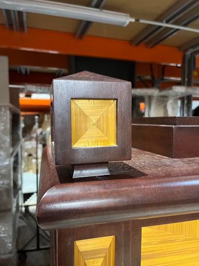 SEMAINIER EN BOIS 
Recouvert de marqueterie...