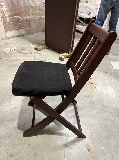 SUITE DE QUATRE CHAISES PLIANTES en bois...
