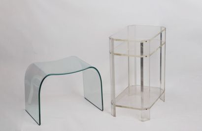 Réunion de deux sellettes en plexiglas et...