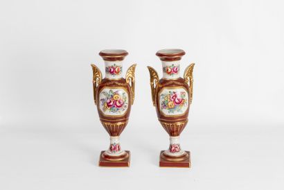 Dans le goût de Sèvres
Paire de vases balustre...