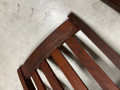 SUITE DE QUATRE CHAISES PLIANTES en bois...