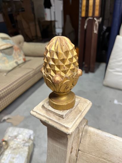 BANQUETTE
En bois sérusé, le dossier armorié,...