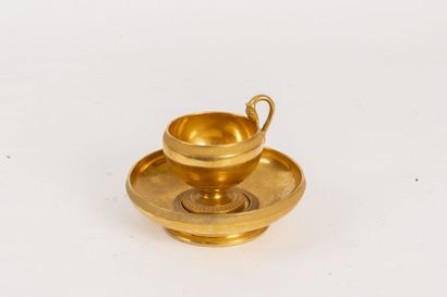 Tasse et sa sous-tasse en métal doré à motifs...