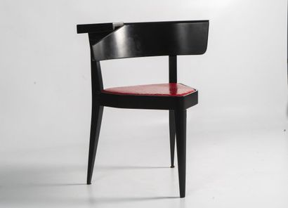 CHAISE tripode en bois laqué noir, à assise...