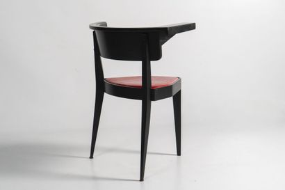 CHAISE tripode en bois laqué noir, à assise...