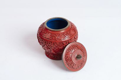 CHINE.
Boite en bois laqué et sculpté rouge,...