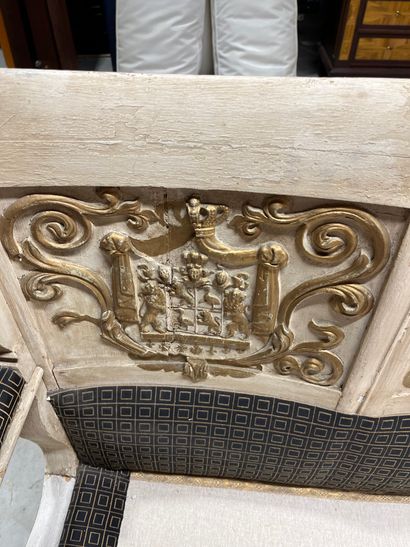 BANQUETTE
En bois sérusé, le dossier armorié,...
