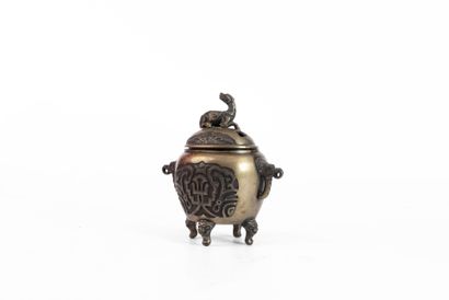 CHINE, XXe SIÈCLE
Brûle parfum quadripode...