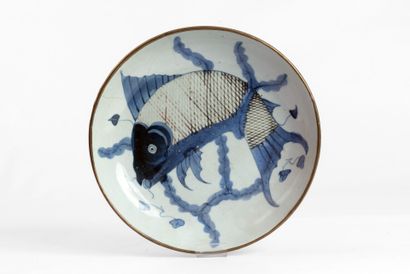 VIETNAM, VERS 1900
Grande coupe en porcelaine...