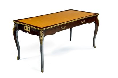 Bureau en bois reposant sur quatre pieds...