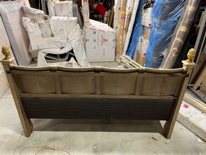 BANQUETTE
En bois sérusé, le dossier armorié,...