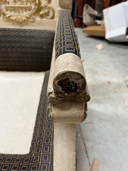 BANQUETTE
En bois sérusé, le dossier armorié,...