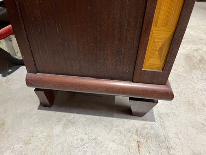 SEMAINIER EN BOIS 
Recouvert de marqueterie...