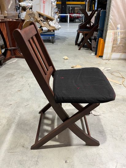 SUITE DE QUATRE CHAISES PLIANTES en bois...