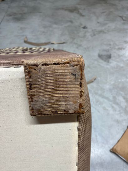 FAUTEUIL DE FORME CATHÉDRALE
Avec coussin...