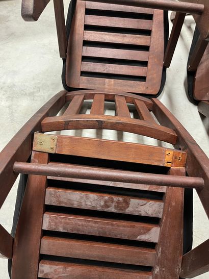 SUITE DE QUATRE CHAISES PLIANTES en bois...