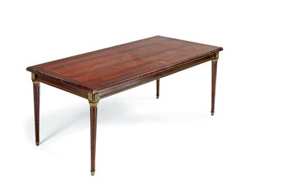 Table basse en bois de forme rectangulaire...