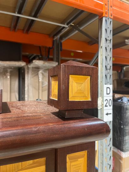 SEMAINIER EN BOIS 
Recouvert de marqueterie...