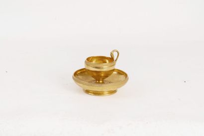 Tasse et sa sous-tasse en métal doré à motifs...