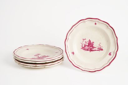 GIEN
Cinq assiettes en faïence à contours...