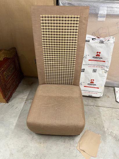 FAUTEUIL DE FORME CATHÉDRALE
Avec coussin...